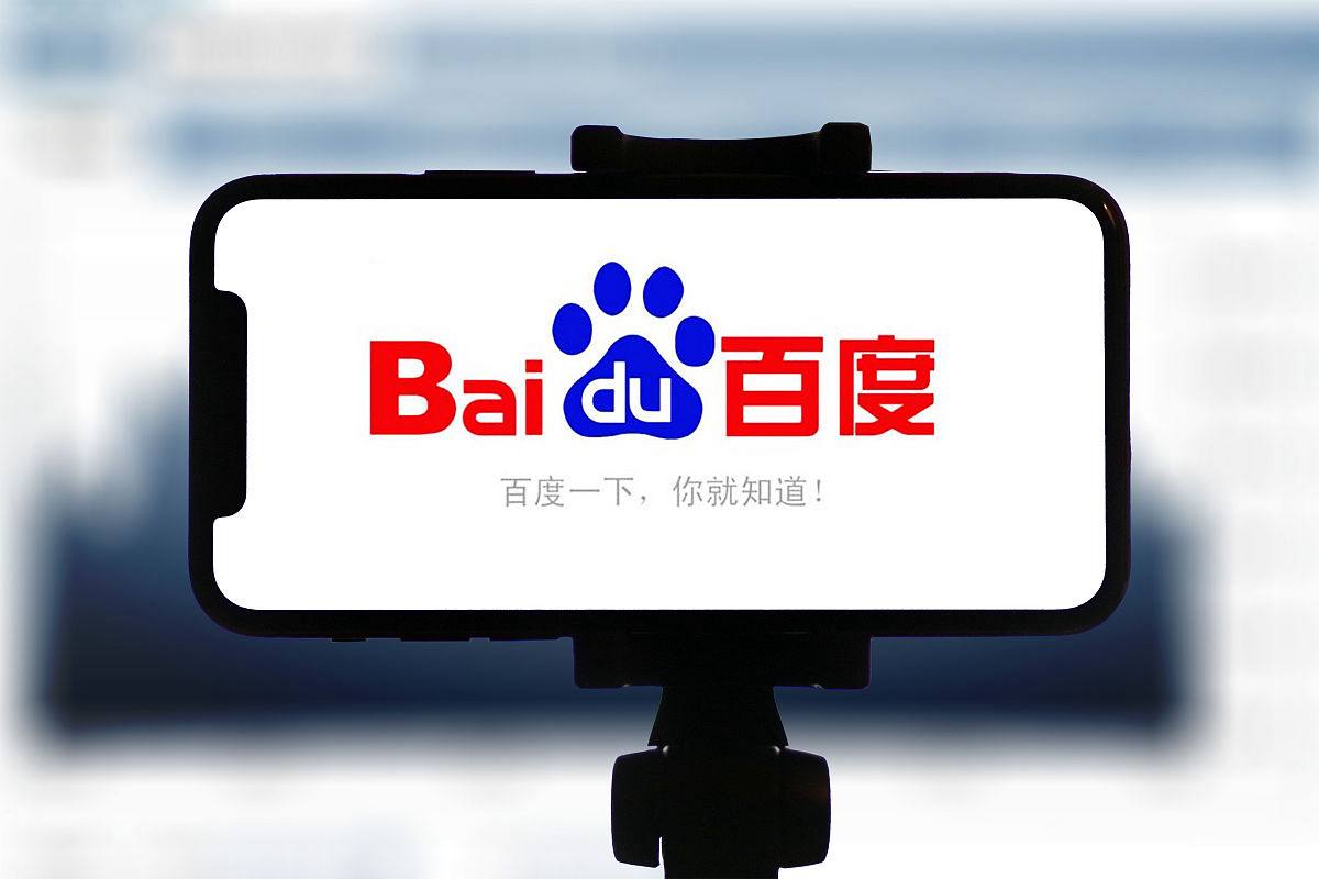 新娘出嫁路过已逝父亲坟前冒雨跪拜